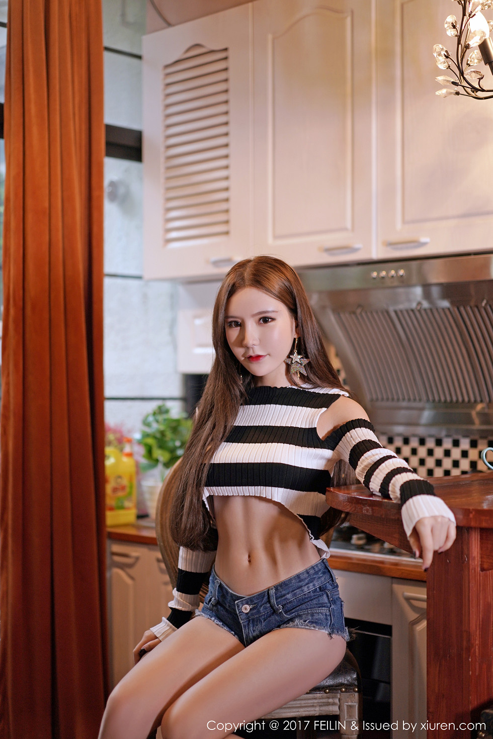 [FeiLin嗲囡囡]Vol.113_美女主播周于希银色吊带裙秀完美身材傲人美乳诱惑写真39P