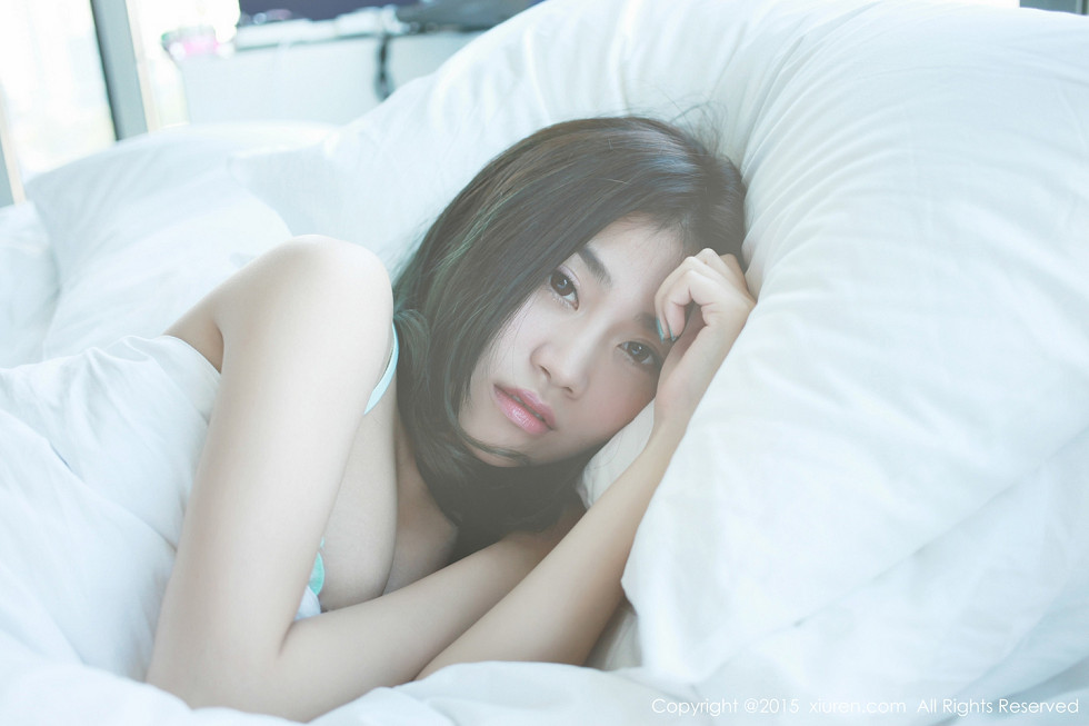 [XiuRen秀人网]No.287_秀人嫩模许诺Sabrina花色睡裙居家床上迷人性感写真48P