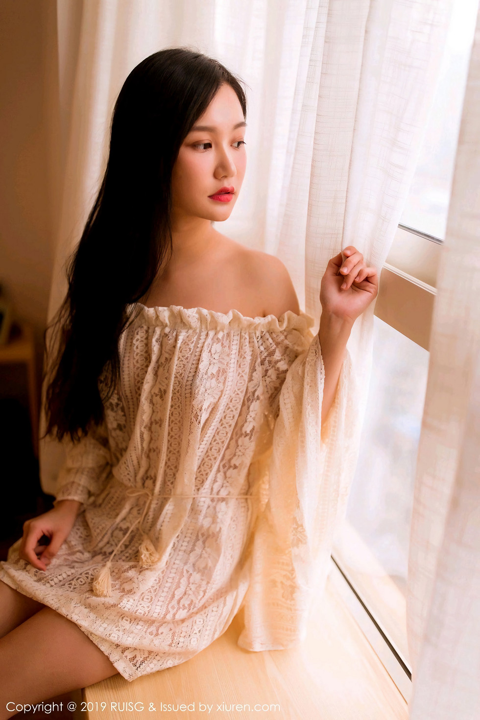 [RUISG瑞丝馆]Vol.066_嫩模深紫Julie私房白色缕空针织衣半脱露完美身材诱惑写真42P