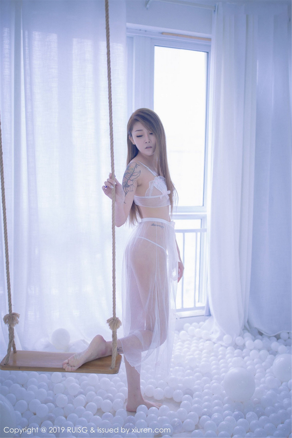 [RUISG瑞丝馆]Vol.071_嫩模慕西Mona私房白色真空薄纱秀惹火身材撩人诱惑写真44P