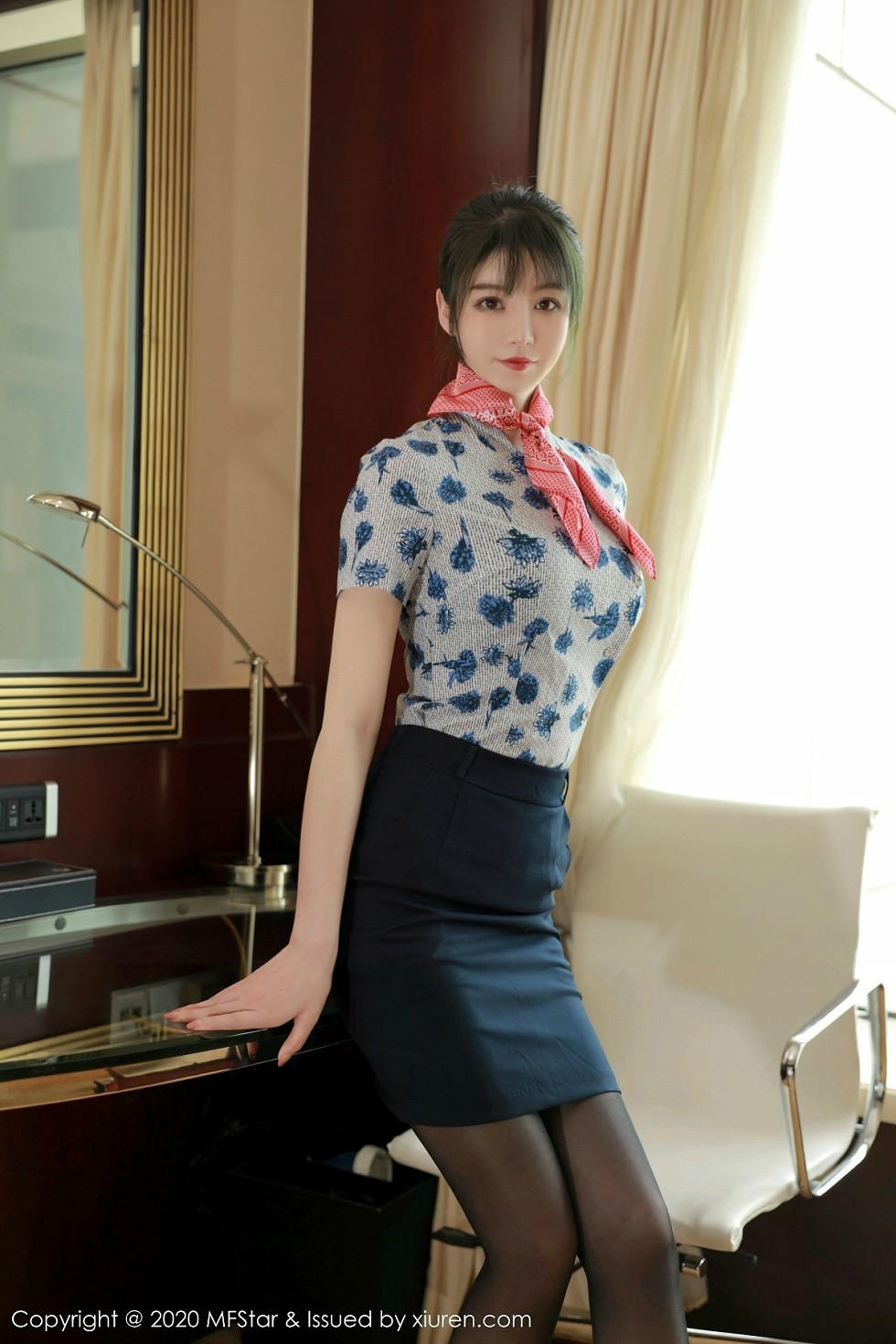 [MFStar模范学院]Vol.317_嫩模yoo优优私房空乘制服配无内黑丝裤袜撩人诱惑写真47P