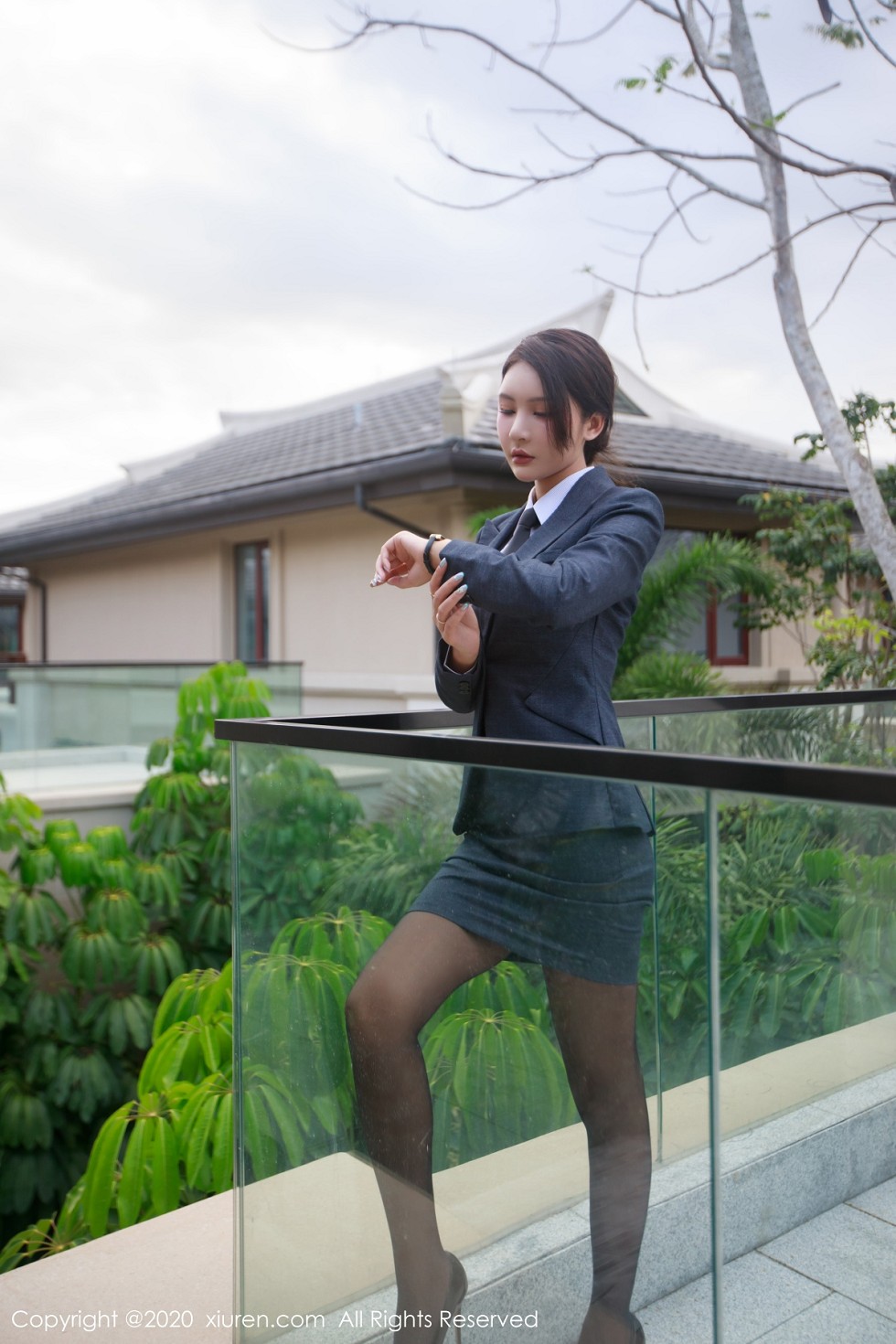 [XiuRen秀人网]No.2309_嫩模Emily顾奈奈心愿旅拍职场秘书制服主题超薄黑丝裤袜魅惑写真81P