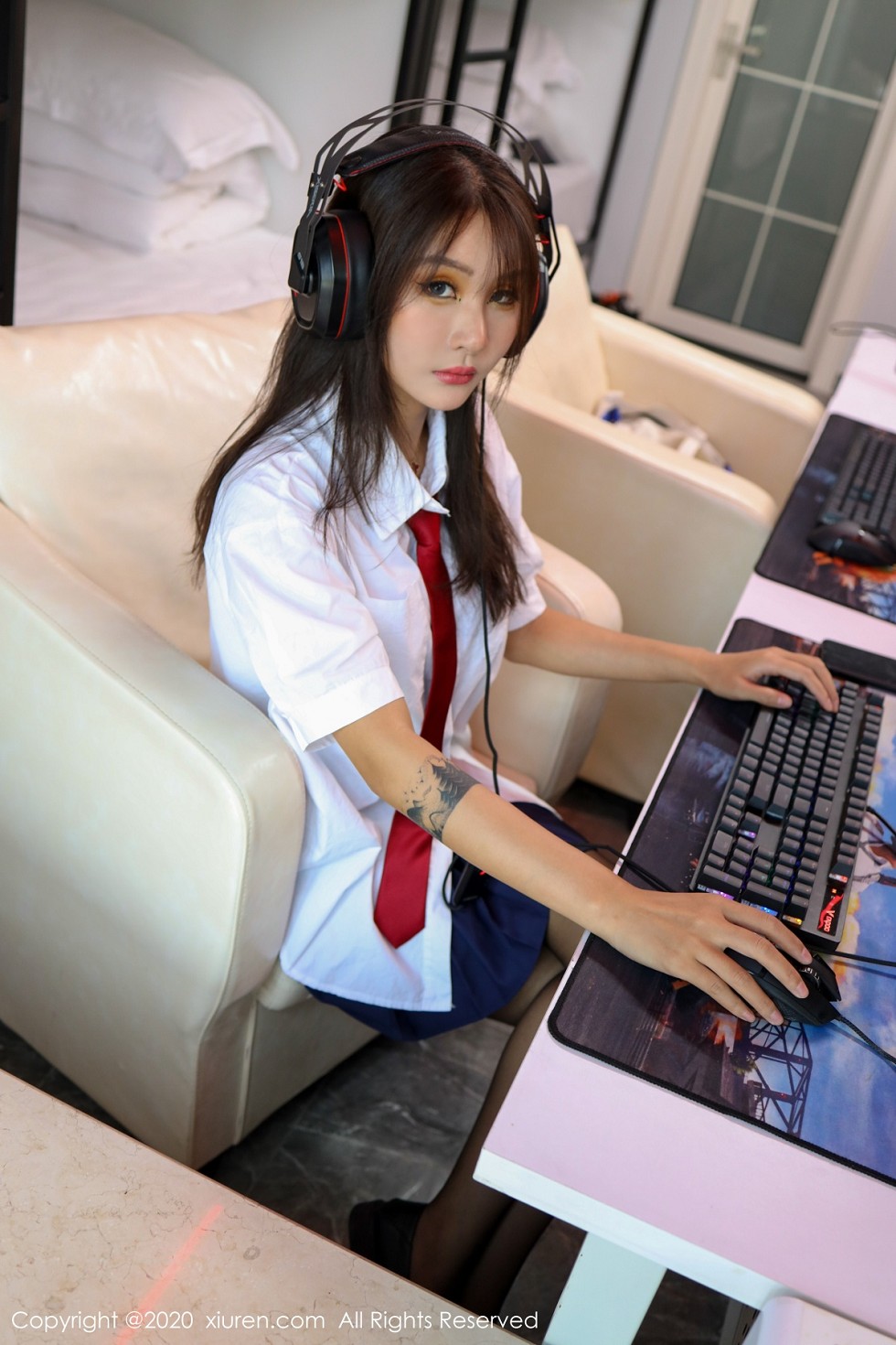 [XiuRen秀人网]No.2461_嫩模Emily顾奈奈不良校花网瘾少女主题开档黑丝裤袜魅惑写真90P