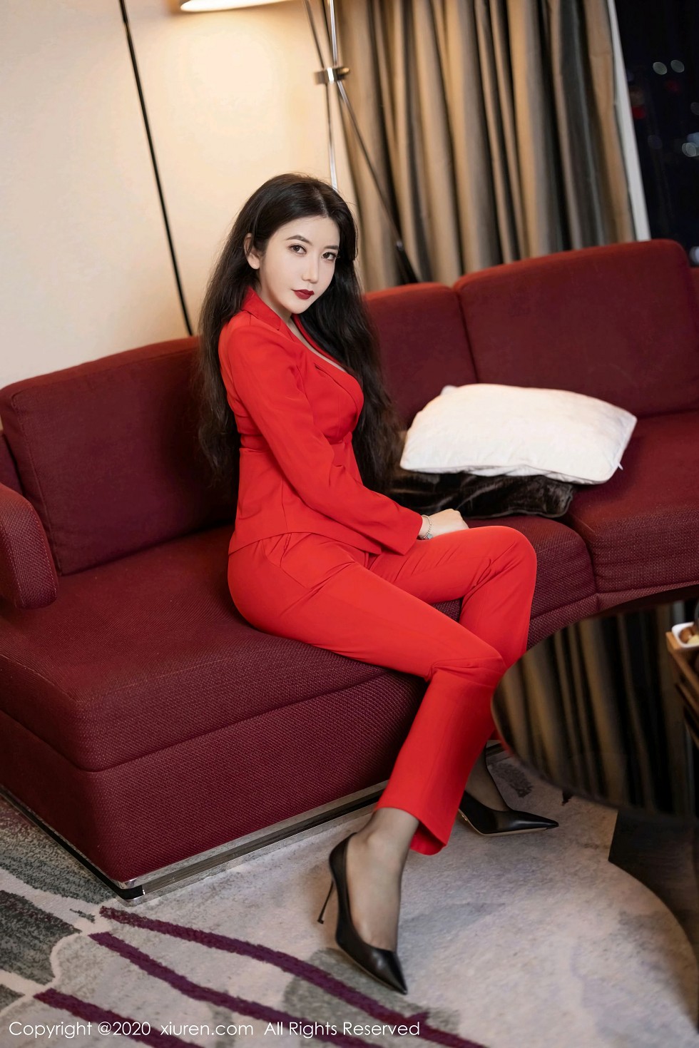 [XiuRen秀人网]No.2828_女神心妍小公主脱猩红飒爽西装露性感红色内衣秀丰满身材诱惑写真30P