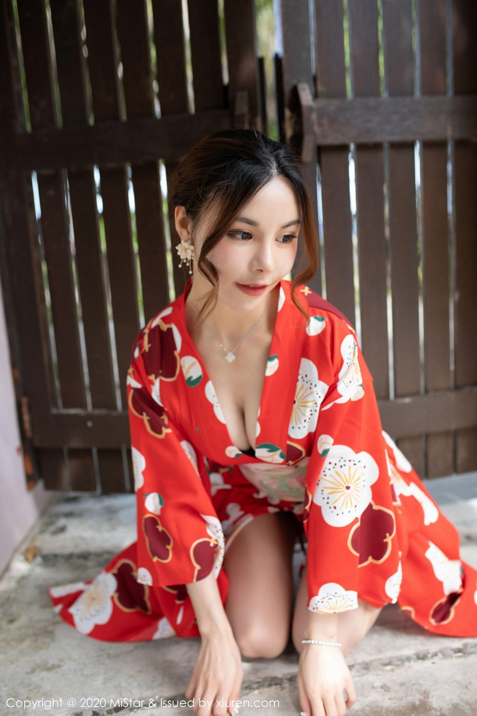 [MiStar魅妍社]Vol.326_嫩模沈佳熹私房鲜艳红色和服半露酥胸白嫩美腿诱惑写真45P