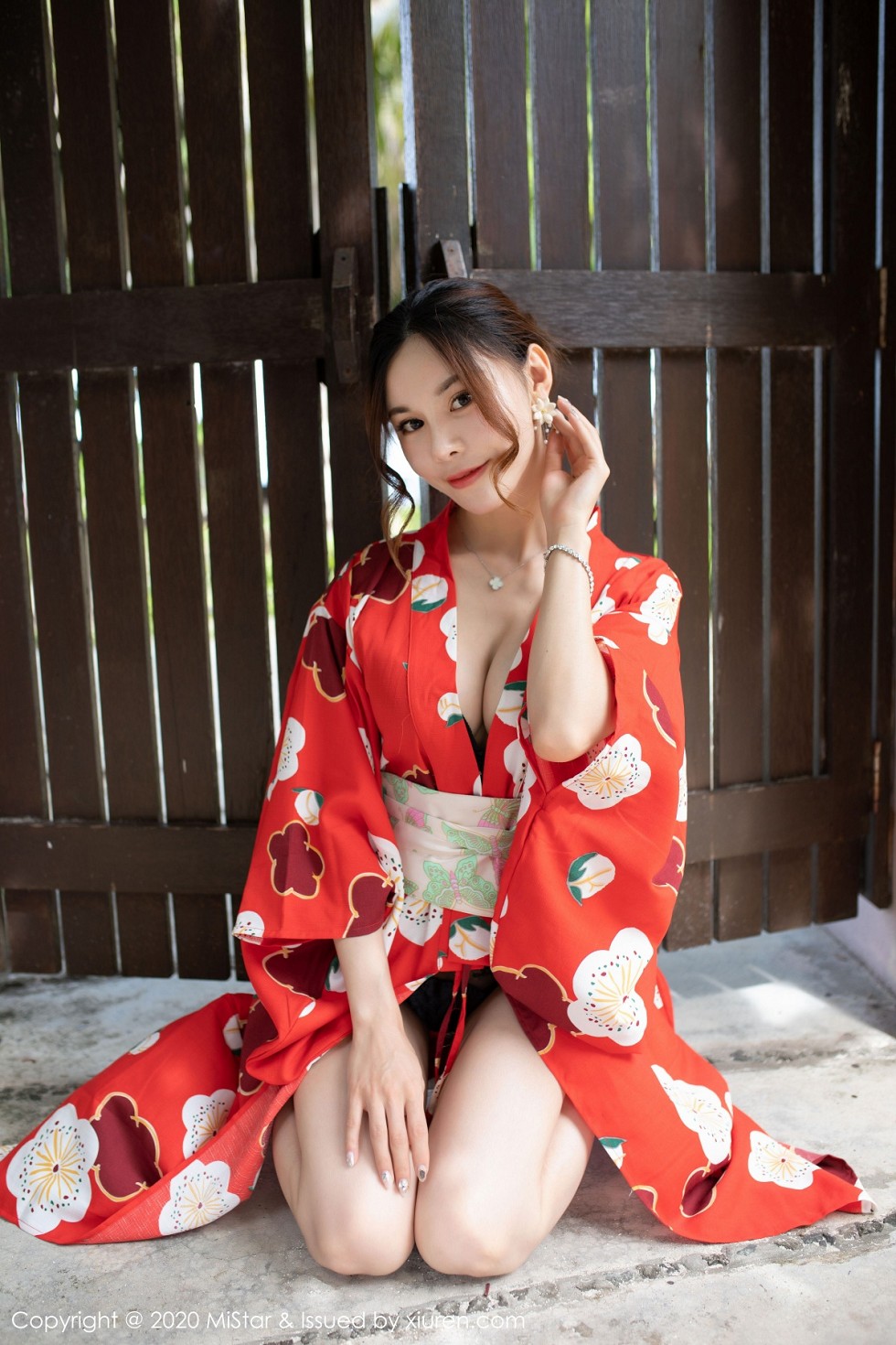 [MiStar魅妍社]Vol.326_嫩模沈佳熹私房鲜艳红色和服半露酥胸白嫩美腿诱惑写真45P