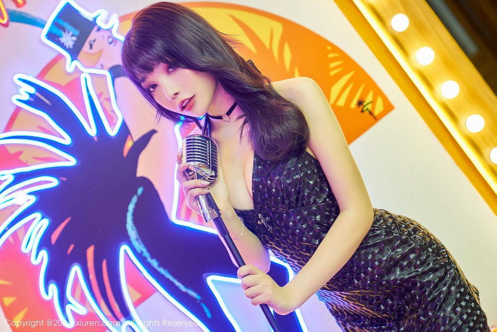 [XiuRen秀人网]No.2986_女神芝芝Booty私房超薄黑丝裤袜配丁字裤秀翘臀美腿诱惑写真70P