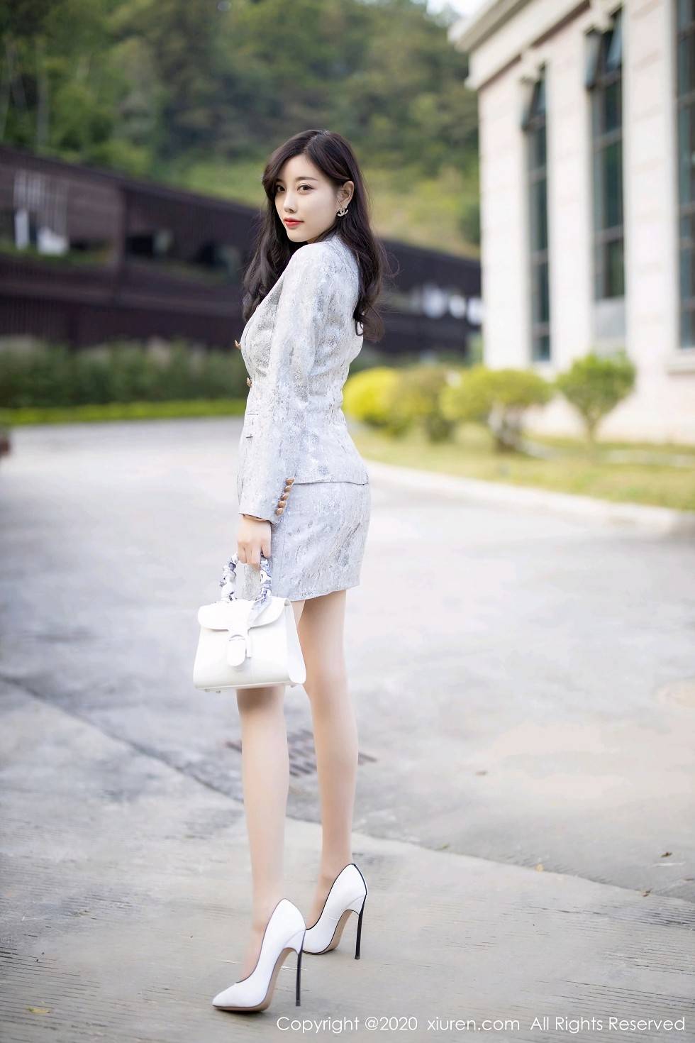 [XiuRen秀人网]No.2928_女神杨晨晨sugar户外香车美人主题半脱肉丝裤袜秀翘臀诱惑写真80P