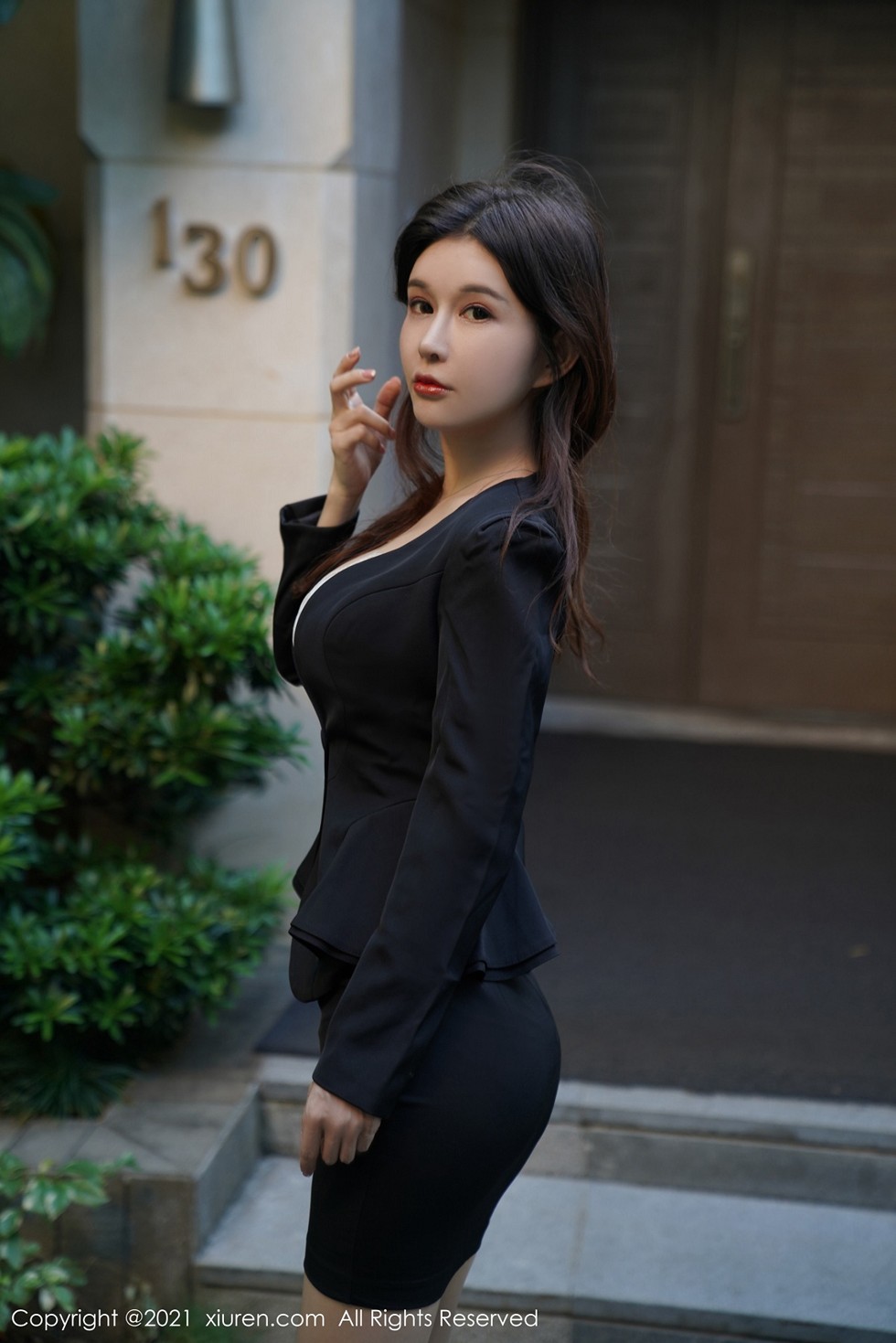 [XiuRen秀人网]No.3077_嫩模张雨萌江浙沪旅拍职业装OL主题半脱露肉丝裤袜秀翘臀诱惑写真57P