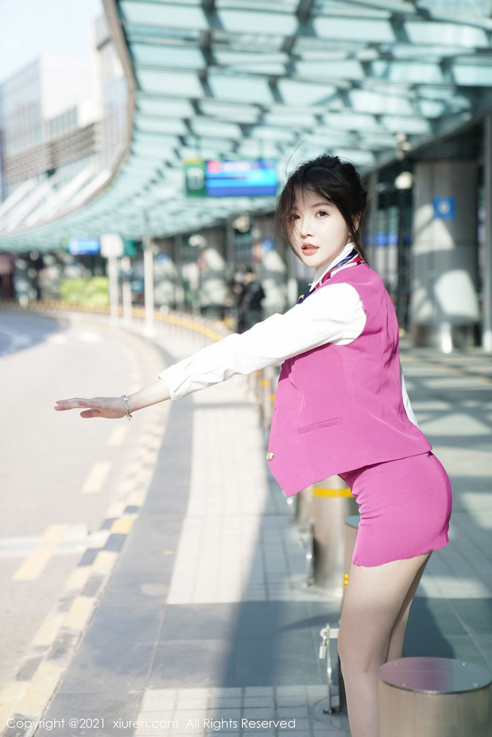 [XiuRen秀人网]No.3103_女神糯美子Mini澳门旅拍粉色空乘制服下肉丝裤袜秀翘臀诱惑写真68P