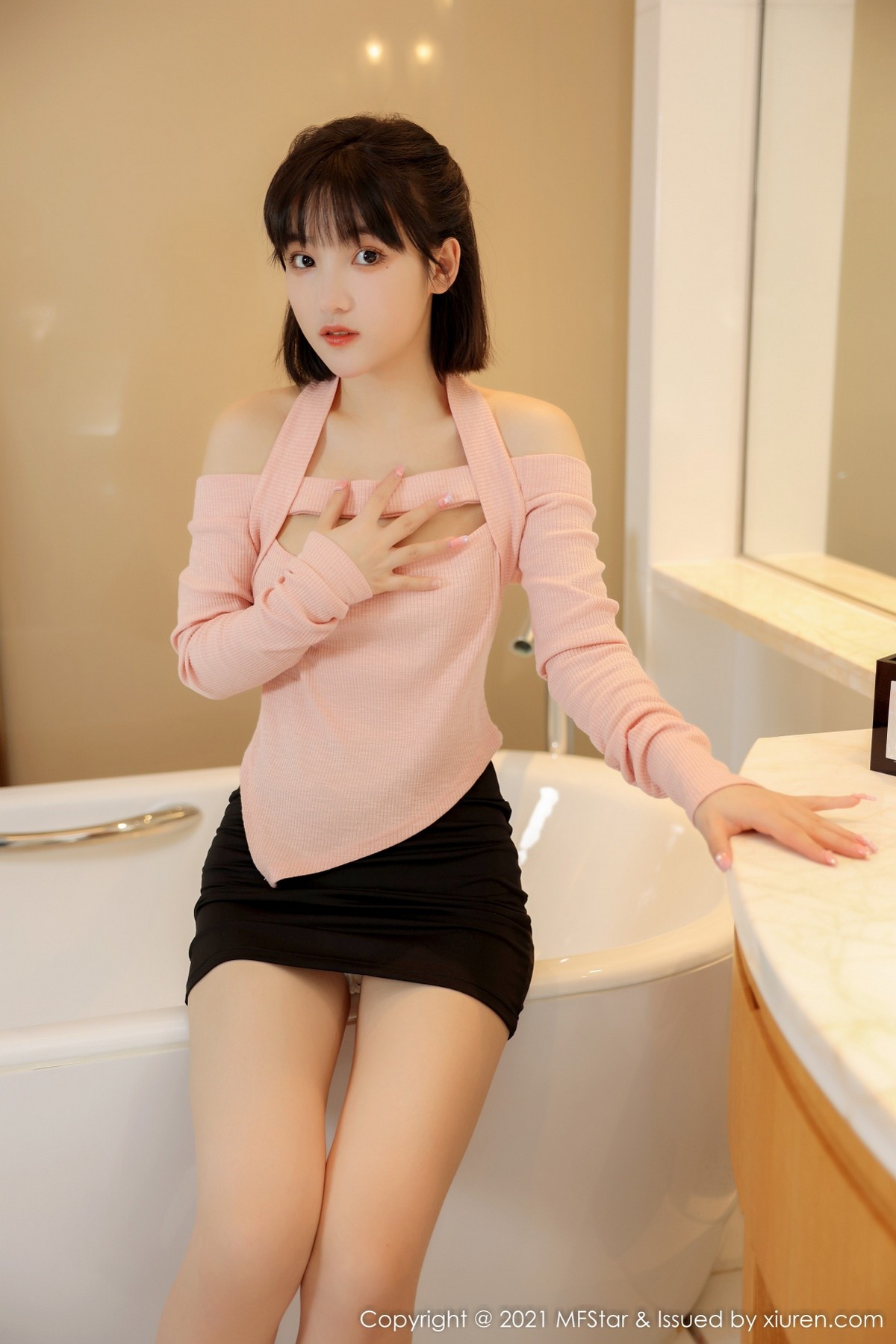 [MFStar模范学院]Vol.545_模特甜筒晓彤居家女友主题浴室性感粉色服饰配黑短裙诱惑写真56P