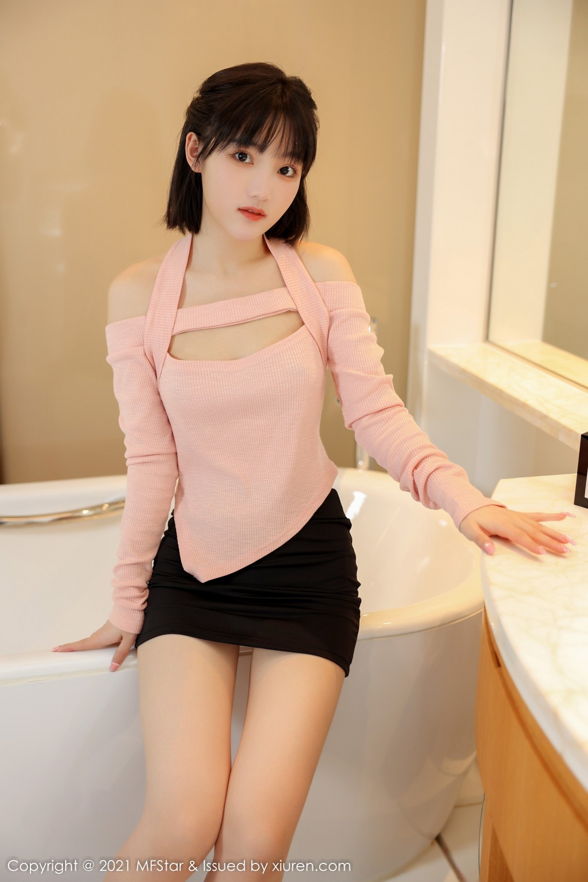 [MFStar模范学院]Vol.545_模特甜筒晓彤居家女友主题浴室性感粉色服饰配黑短裙诱惑写真56P