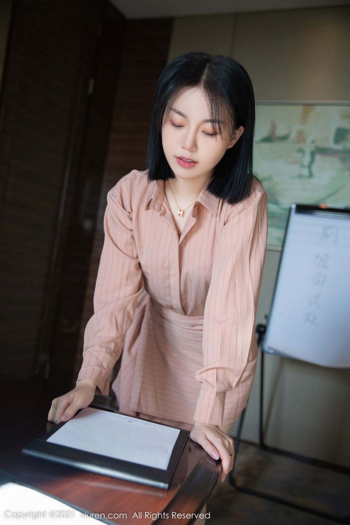 [XiuRen秀人网]No.4393_模特一颗甜蛋黄a脱粉色外衣露性感内衣无内肉丝惹火诱惑写真81P