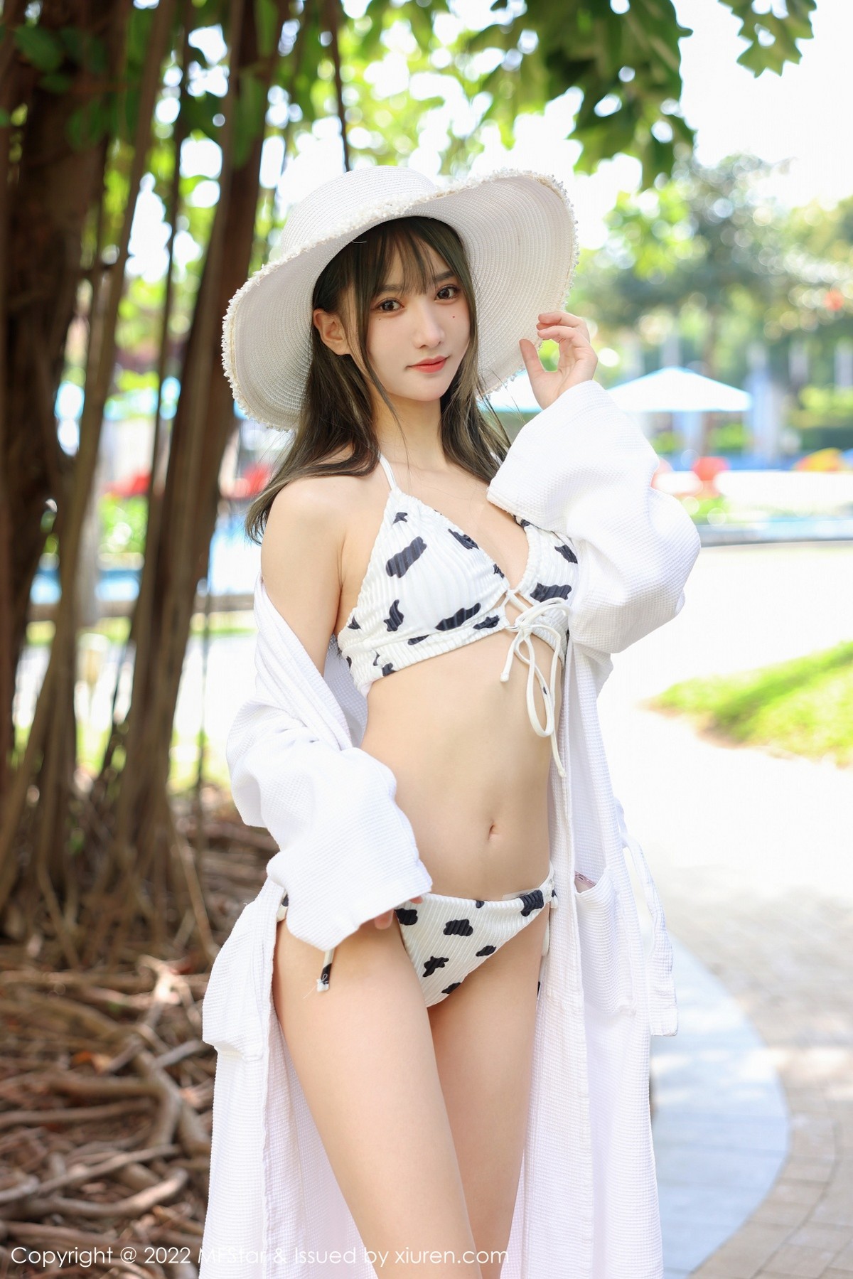 [MFStar模范学院]Vol.548_模特小果冻儿三亚旅拍性感白色泳衣半脱秀翘臀撩人诱惑写真50P