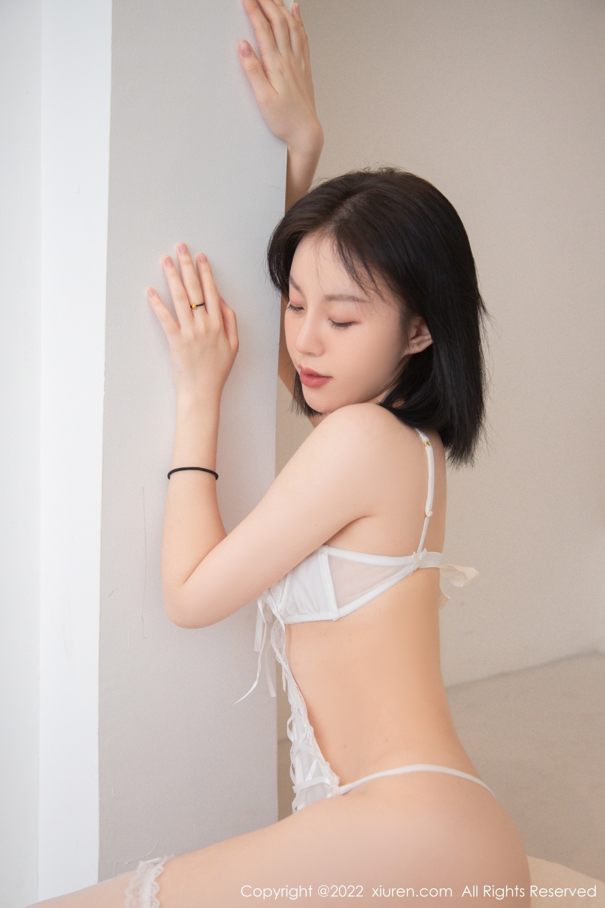 [XiuRen秀人网]No.4569_模特一颗甜蛋黄a私房脱纯白毛外衣露性感内衣白丝袜诱惑写真67P