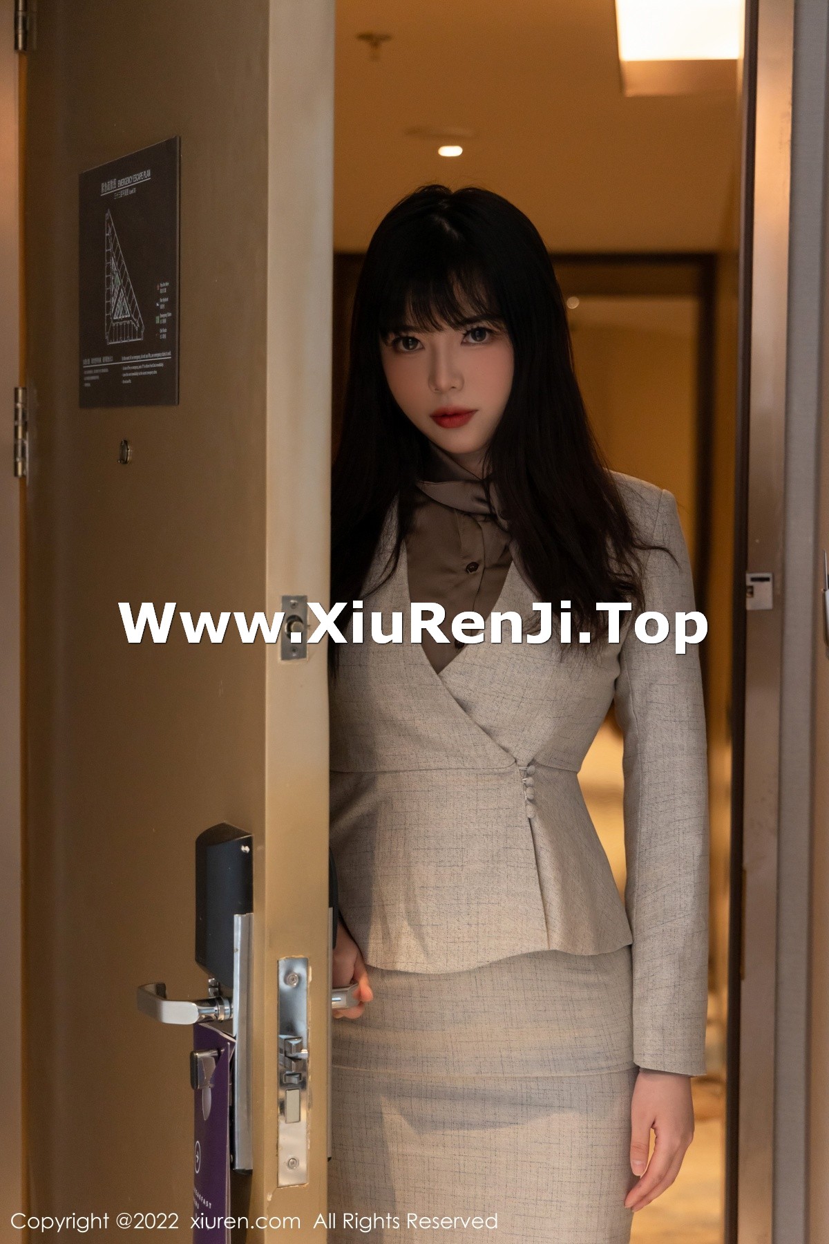 [XiuRen秀人网]No.4689_模特Arude薇薇私房半脱制服露超薄肉丝蕾丝内衣撩人诱惑写真97P