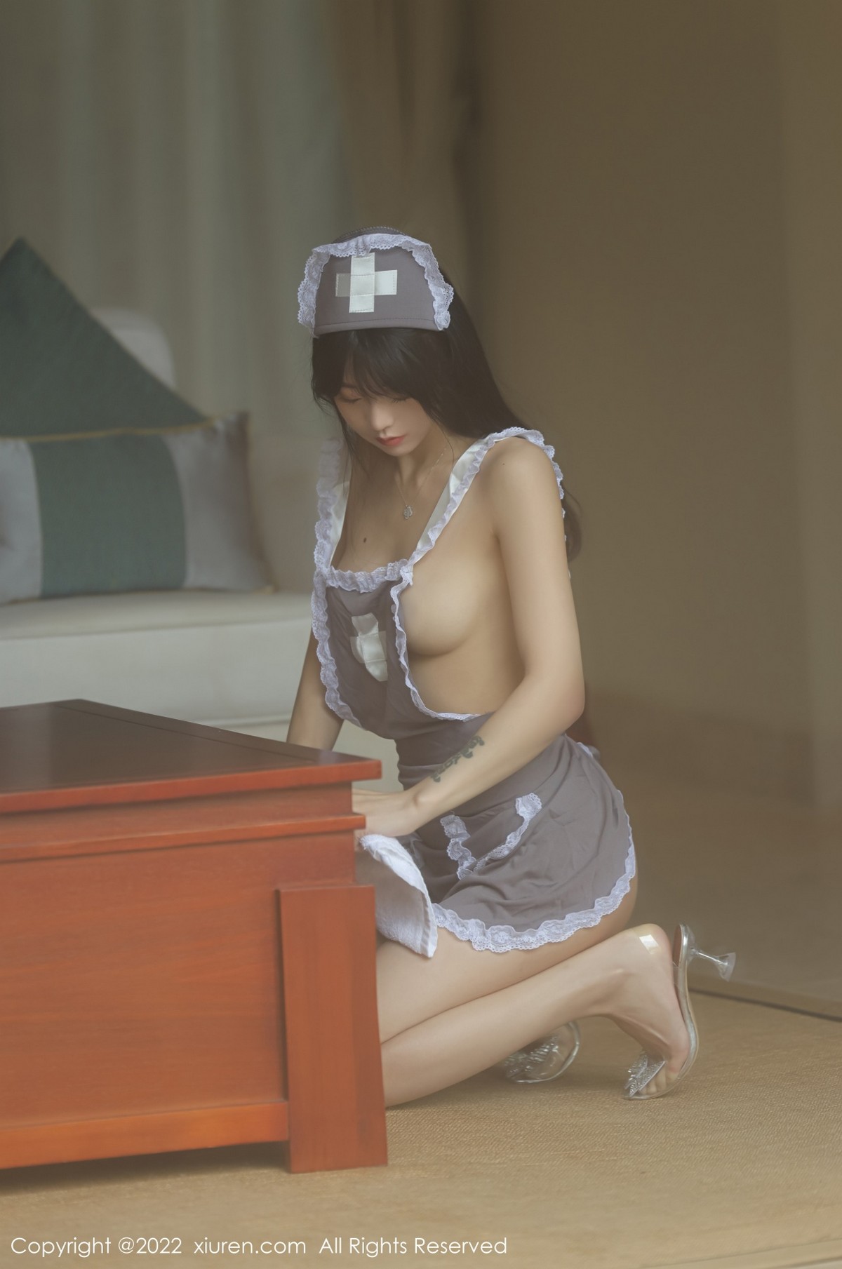[XiuRen秀人网]No.4924_模特佘贝拉bella海南岛旅拍私房脱灰色女仆装秀完美身材诱惑写真76P