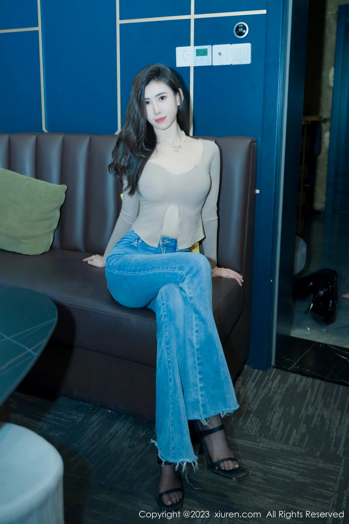 [XiuRen秀人网]No.7041_模特章芃芃性感杏色上衣配简约牛仔裤秀曼妙身姿完美诱惑写真55P