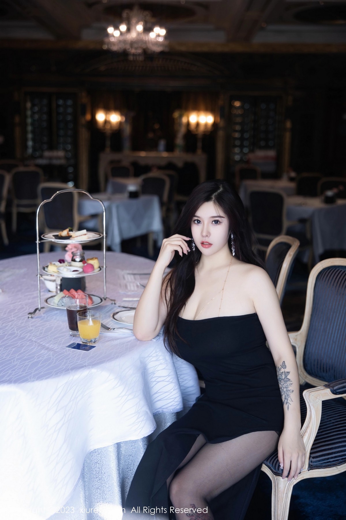 [XiuRen秀人网]No.6973_模特周思乔Betty性感黑色露肩短裙半脱秀豪乳遮点极致诱惑写真80P