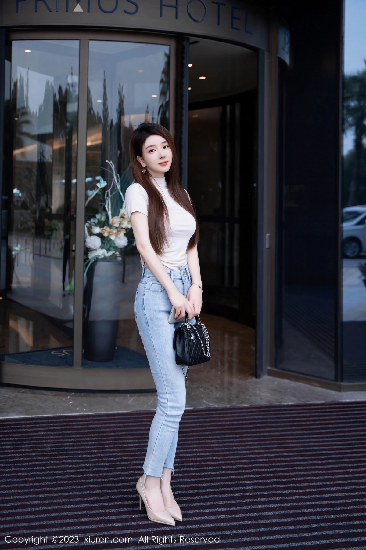 [XiuRen秀人网]No.7586_新人模特雨儿baby性感浅色衣配牛仔裤半脱秀丰腴身材诱惑写真71P