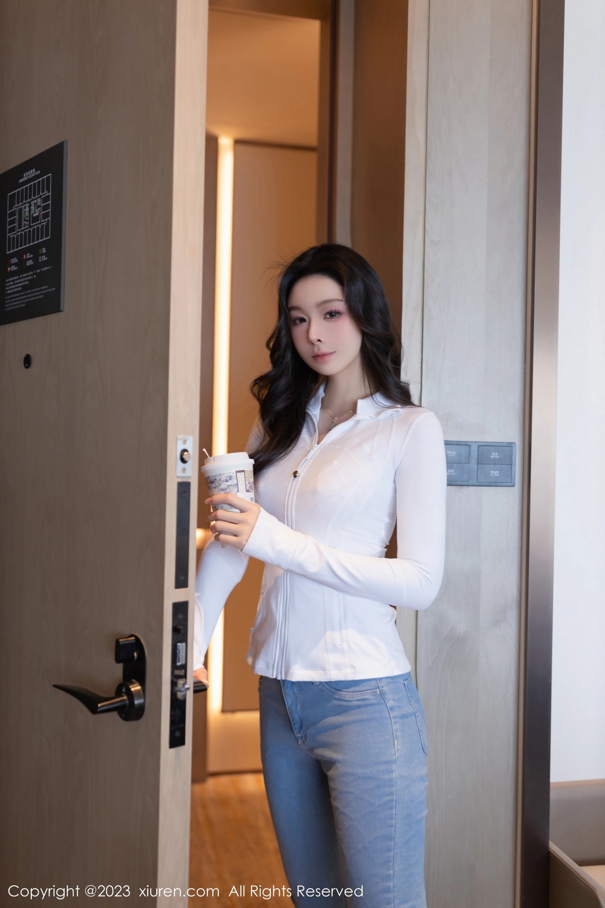 [XiuRen秀人网]No.7639_模特小逗逗性感黑色网格情趣服饰配白色内衣秀曼妙身姿诱惑写真80P